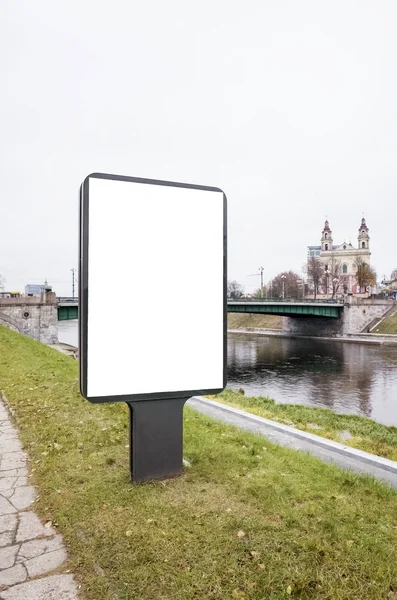 Mock up. Leeg reclamebord buitenshuis, buitenreclame, openbare informatiebord in de stad. — Stockfoto