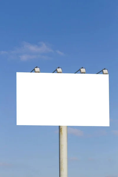 Cartellone bianco su sfondo cielo blu, finto — Foto Stock