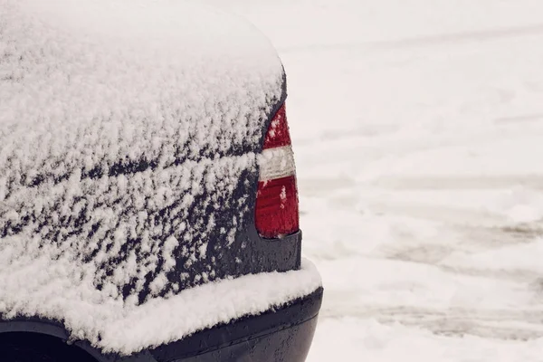Zadní části auta pokryté sněhem po sněžení. Detailní záběr — Stock fotografie