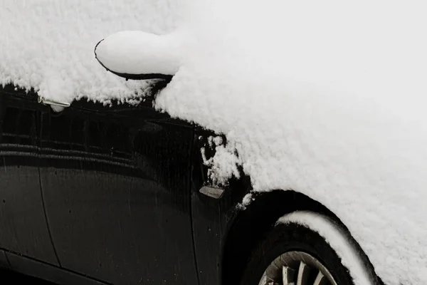 Detail automobilu pokryta sněhem po sněžení. Kopírovat prostor pro text. — Stock fotografie