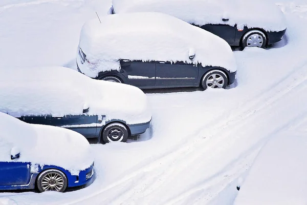 Parkoviště s auty pokrytými čerstvým sněhem — Stock fotografie