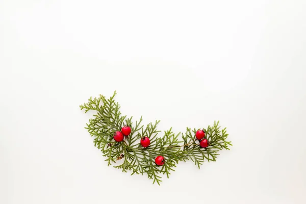 Karácsonyi dekoráció fehér háttér. Felülnézet, lapos feküdt. Téli ünnepek koncepció — Stock Fotó