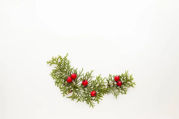 Decoração de Natal em fundo branco. Vista superior, deitado plano. Férias de inverno conceito — Fotografia de Stock