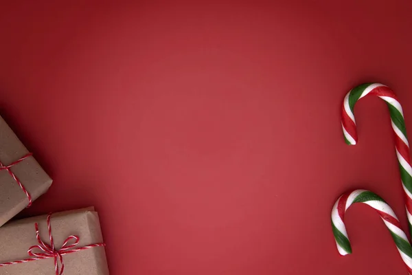 Karácsonyi háttér karácsony ajándék és édességet vesszők. Felülnézet, lapos feküdt. Hely, a szöveg másolása — Stock Fotó