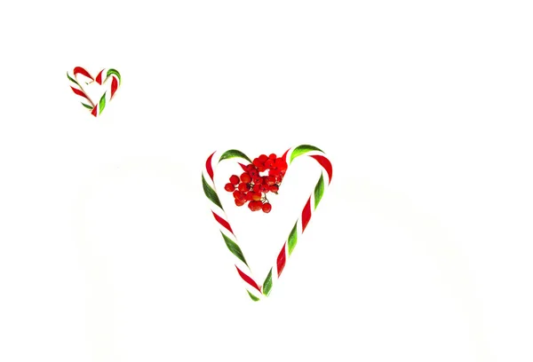 Две конфеты трость сердце формы на белом фоне — стоковое фото