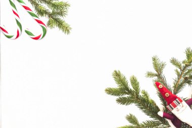 Noel kompozisyon. Yeşil çam ağacı dalı, Xmas hediye ve beyaz arka plan üzerinde baston şekerler. Üstten Görünüm, düz yatıyordu. Metin için yer kopyalayın