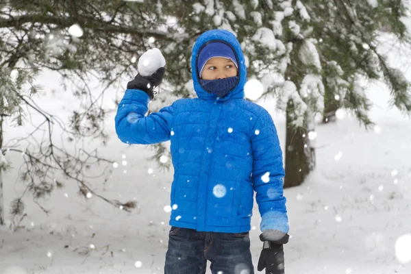 Boy throw snowball. Wintertime fun — Stock Photo, Image