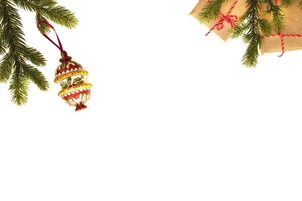 Joulun sommittelu. Vihreä kuusen oksa, joululahjat ja koristelu valkoisella taustalla. Ylänäkymä, tasainen. Kopioi tilaa tekstille — kuvapankkivalokuva