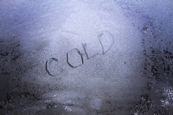 Vidrio congelado con una inscripción COLD — Foto de Stock