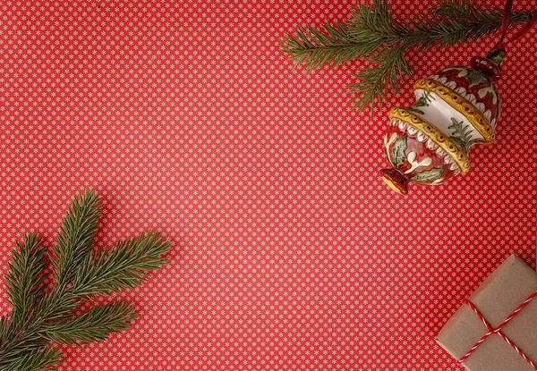 Composição de Natal com ramo de abeto, presentes de Natal e decorações fundo vermelho. Vista superior, deitado plano. Espaço de cópia para texto — Fotografia de Stock