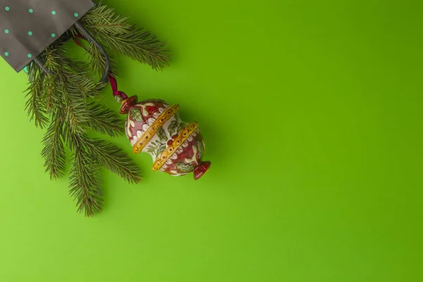 Christmas composition with fir tree branch and Xmas decoration on greenery background. Top view, flat lay. Copy space for text — Stock Photo, Image