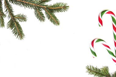 Noel kompozisyon. Yeşil ağaç twings, Xmas hediye ve beyaz arka plan üzerinde baston şekerler. Üstten Görünüm, düz yatıyordu. Metin için yer kopyalayın