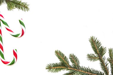 Noel kompozisyon. Yeşil ağaç twings, Xmas hediye ve beyaz arka plan üzerinde baston şekerler. Üstten Görünüm, düz yatıyordu. Metin için yer kopyalayın