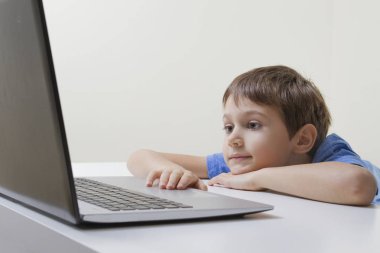 Çocuk dizüstü bilgisayar arıyor. Eğitim, öğrenme, internet, ödev ve sosyal medya kavramı