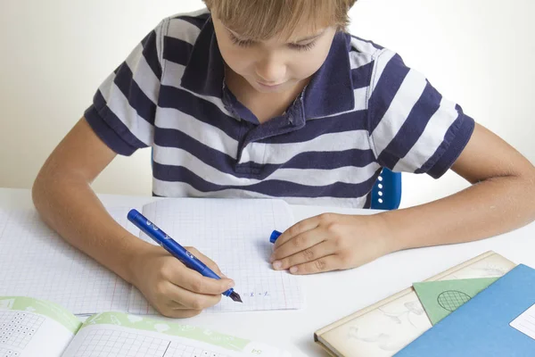 Niño pequeño en casa haciendo la tarea — Foto de Stock