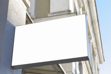 Tabela duvarda. Yukarı alay