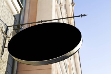 Duvardaki siyah tabela. Yukarı alay.