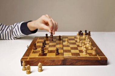 Childs'ın el satranç şekil süre iskambil tutarak. Eğitim, oyun, yaşam kavramı.