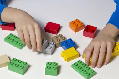 Childs'ın elleri ve renkli oyuncak küpleri oluşturma. Üstten Görünüm