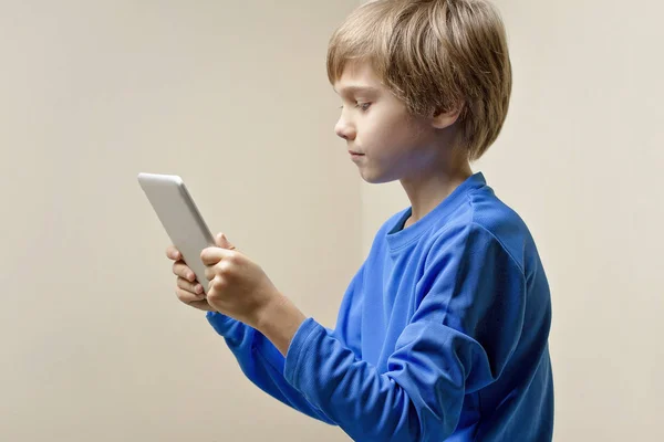 Kind met digitale tabletcomputer — Stockfoto