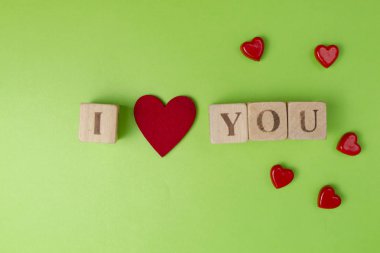 Sevgililer günü kalpleri ve rustik alfabesi ı Love You dışarı o büyüyü yeşillik zemin üzerine engeller. Üstten Görünüm. Metin için yer kopyalayın.