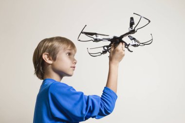 Küçük çocuk dron, holding için hazırlanıyor çıkar