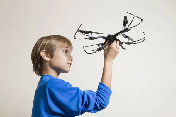 Pequeño niño sosteniendo el dron, preparándose para despegar — Foto de Stock
