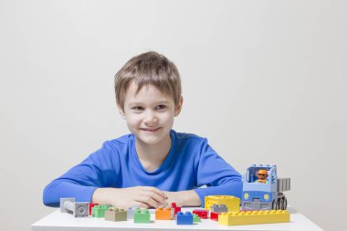 Renkli plastik inşaat tuğla ile evde oynarken küçük çocuk çocuk