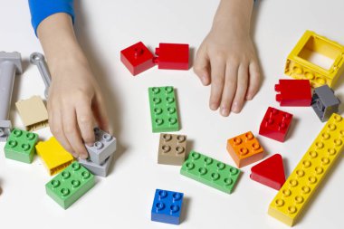 Childs'ın elleri ve renkli oyuncak küpleri oluşturma. Üstten Görünüm
