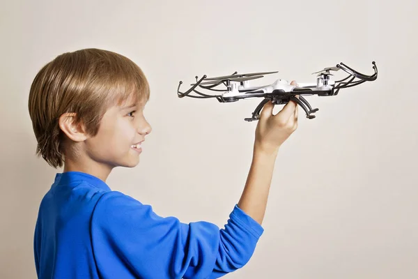 Pequeño niño jugando con drone . — Foto de Stock