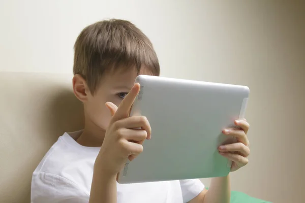 Criança com tablet digital PC em casa — Fotografia de Stock