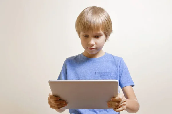 Criança com computador tablet digital — Fotografia de Stock