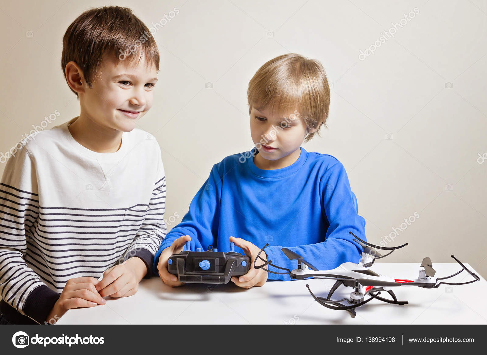 Crianças brincando com avião de controle remoto