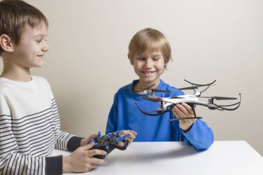 Mutlu çocuklar evde drone ile. Teknoloji, eğitim, eğlence, oyuncaklar kavramı