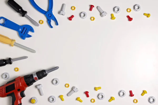 Fondo de juguetes. Herramientas de juguete para niños para la educación en blanco. Vista superior. Acostado. Copiar espacio de texto — Foto de Stock