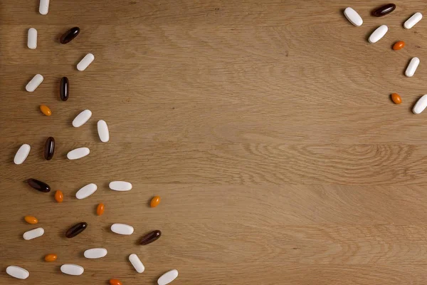 Comprimidos de fundo. Vitaminas, suplementos dietéticos, drogas, comprimidos na mesa de madeira. Conceito de farmácia, medicina e saúde . — Fotografia de Stock