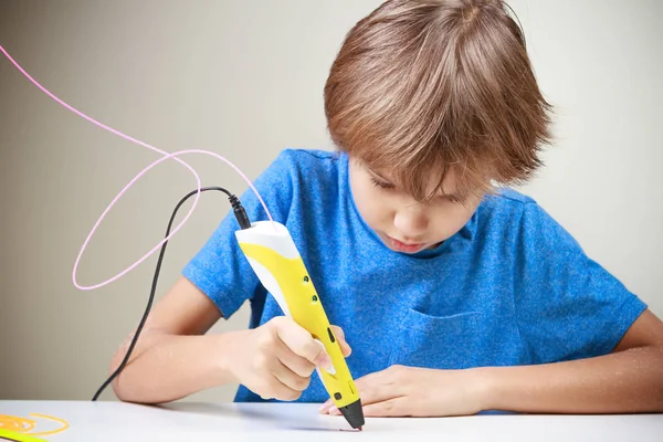 Çocuk 3D yazıcı kalem kullanıyor. Çocuk yeni bir şey yapıyor. Yaratıcı, teknoloji, eğlence, eğitim kavramı — Stok fotoğraf