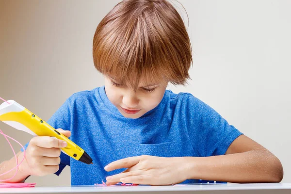 Criança usando caneta de impressão 3D. Rapaz a fazer novo artigo. Criativa, tecnologia, lazer, conceito de educação — Fotografia de Stock