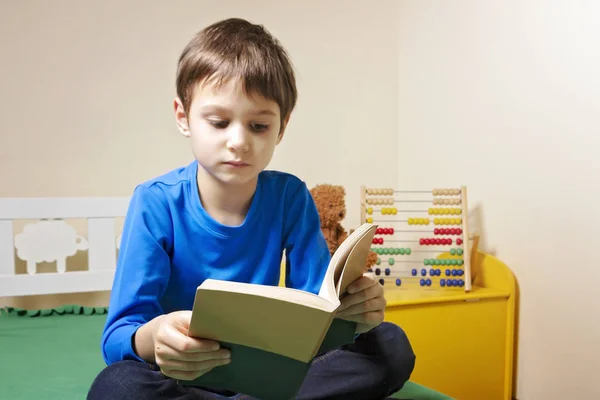 Kind lezen van een boek thuis — Stockfoto