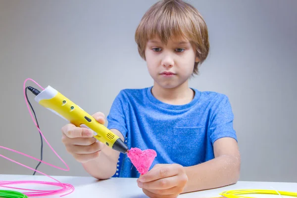 Criança usando caneta de impressão 3D. Rapaz a fazer coração. Criativa, tecnologia, lazer, conceito de educação — Fotografia de Stock