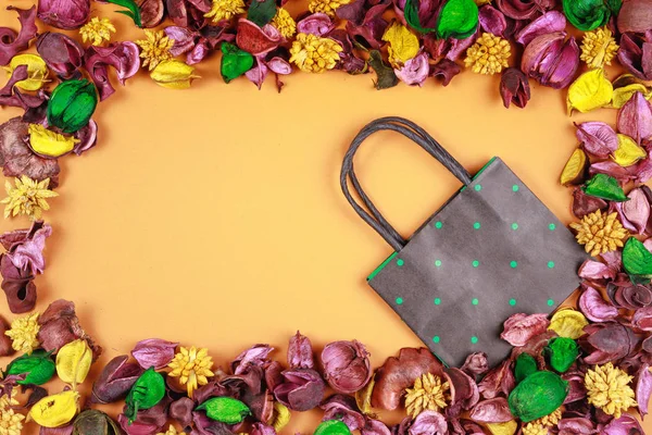 Fekete és zöld polka dot könyv bevásárló táska színes szárított virágok és levelek keret veszi körül. Felülnézet, lapos feküdt. Hely, a szöveg másolása — Stock Fotó