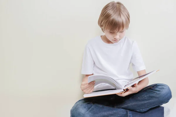 Klein kind lezen van een boek. Onderwijs, school, vrije tijd concept — Stockfoto