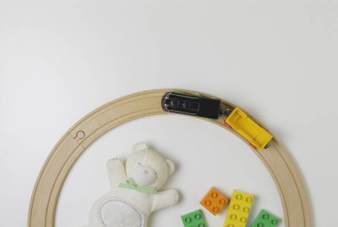 Teddy, plastik tuğla ve beyaz arka plan üzerinde oyuncak tren oyuncak çerçeve