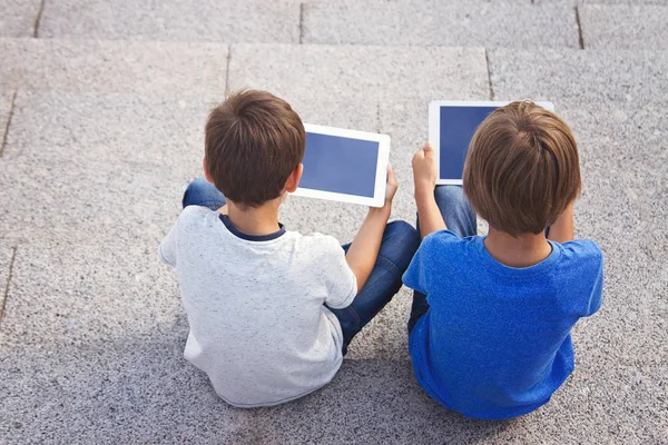 Azok a gyermekek, ül a tabletta számítógép. Vissza a véleményt. Oktatás, tanulás, technológia, barátok, iskolai koncepció — Stock Fotó