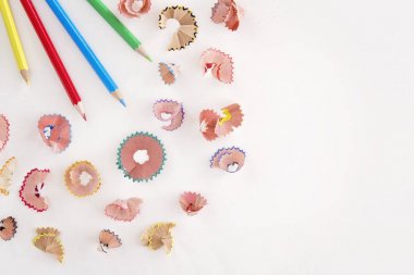 renkli kalemler ve talaşı kopya alanı beyaz zemin üzerine