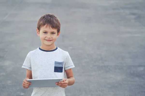 Rapaz com computador tablet. Escola, educação, tecnologia, conceito de lazer — Fotografia de Stock