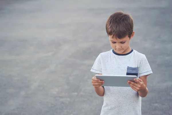 Rapaz com computador tablet. Escola, educação, tecnologia, conceito de lazer — Fotografia de Stock