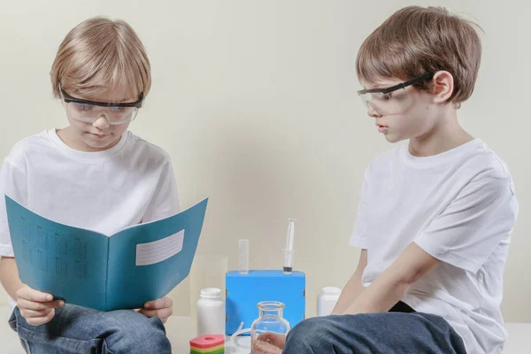 Crianças a prepararem-se para fazer experiências científicas. Conceito de educação . — Fotografia de Stock