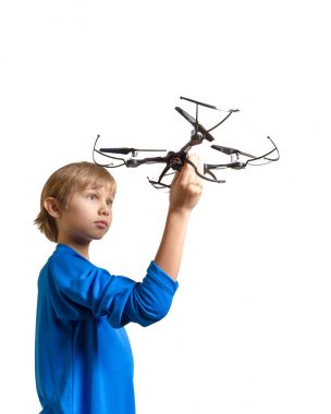 Beyaz izole dron küçük bir çocukla