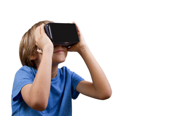 Ребенок с виртуальной реальностью, картонными очками, изолированными на белом
